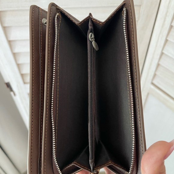 New Wallet, brown. Zippers to keep valuables protected - Picture 4 of 4